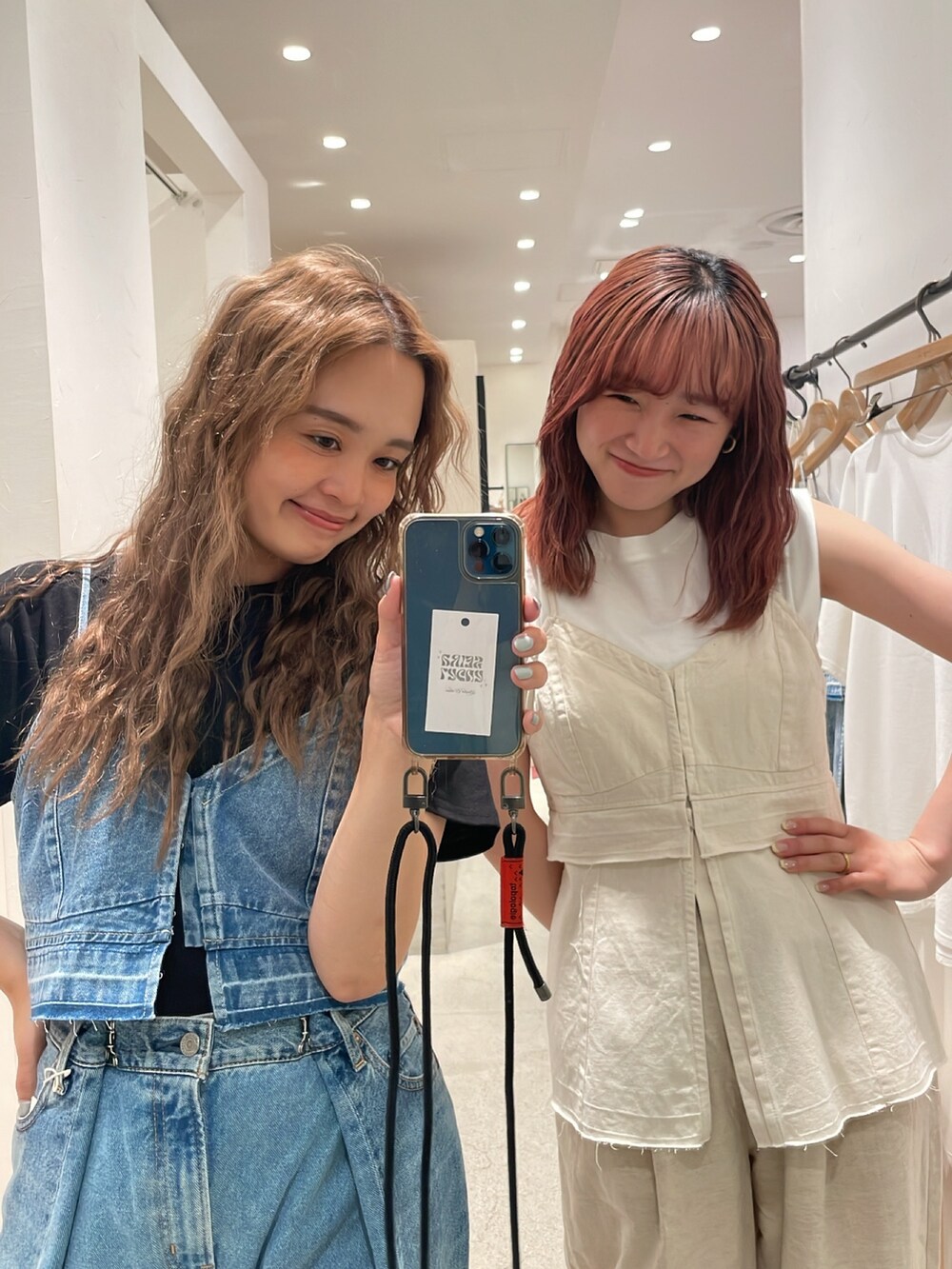 ブルー系のキャミソール、ブルー系のデニムパンツ、ブラック系のTシャツ/カットソーを着用したレディースの夏コーディネートの2枚目の写真