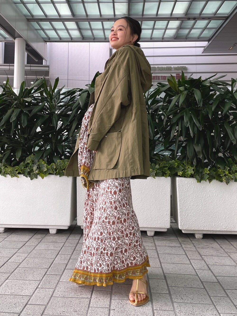 グリーン系のブルゾン、ホワイト系のTシャツ/カットソー、ホワイト系のワンピースを着用したレディースの冬コーディネートの6枚目の写真