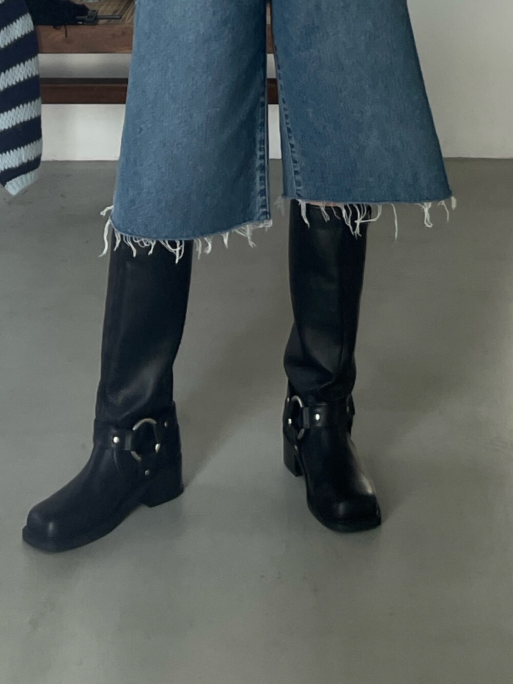 ブルー系のデニムパンツ、レッド系のショルダーバッグ、ブラック系のTシャツ/カットソーを着用したレディースの夏コーディネートの4枚目の写真