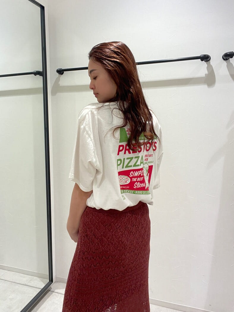 ホワイト系のTシャツ/カットソー、オレンジ系のスカート、ブラウン系のブレスレットを着用したレディースの春コーディネートの4枚目の写真