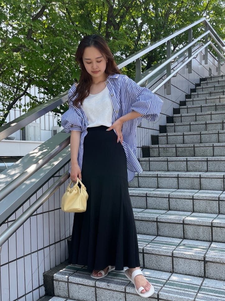 ブルー系のシャツ/ブラウス、ホワイト系のタンクトップ、ホワイト系のサンダルを着用したレディースの夏コーディネートの3枚目の写真