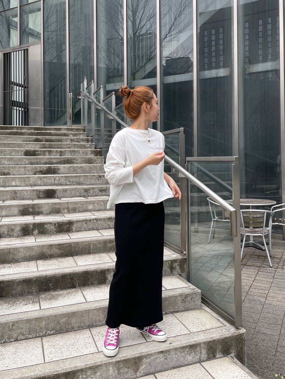 ブルー系のデニムジャケット、ブラウン系のワンピース、ホワイト系のTシャツ/カットソーを着用したレディースの春コーディネートの3枚目の写真