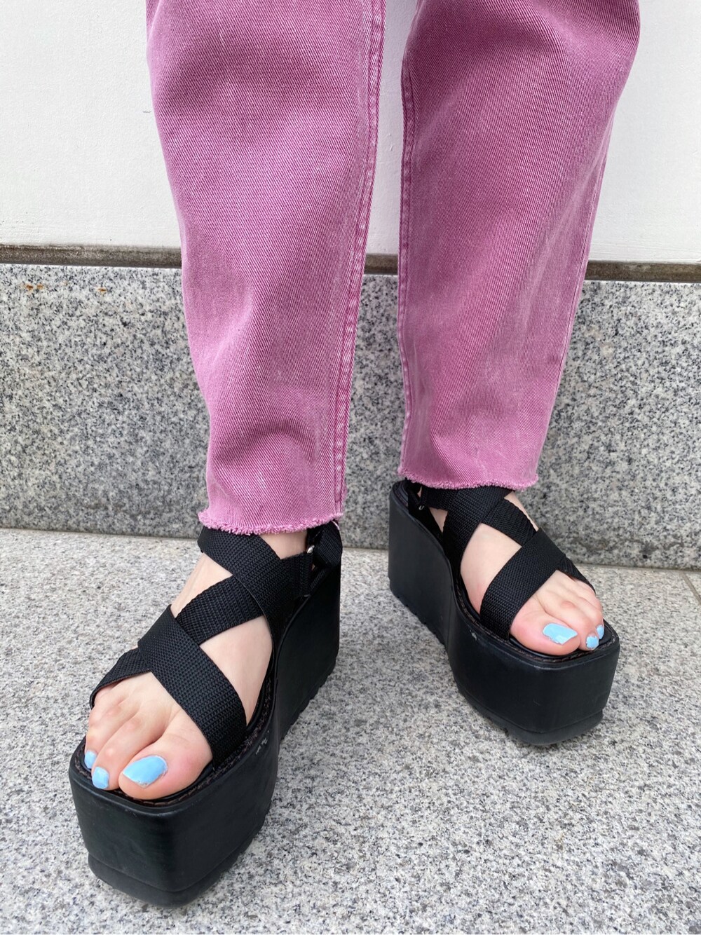 ブラック系のショルダーバッグ、ブラック系のサンダル、ホワイト系のTシャツ/カットソーを着用したレディースの春コーディネートの5枚目の写真