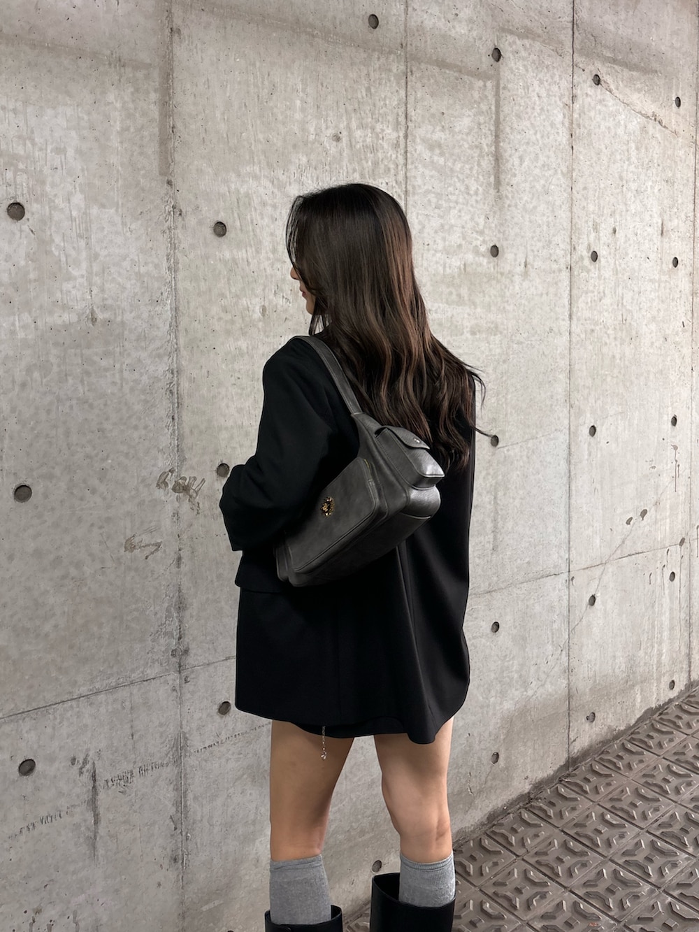 「秋コーデ、秋服、秋冬コーデ、セットアップ、モノトーン、シンプルコーデ、韓国ファッション、ジャケット、ミニスカート、高身長女子、EVRIS 、エヴリス、今日のコーデ、休日スタイル、エンジニアブーツ」｜「EVRISのオーバーサイズジャケット【セットアップ着用可能】（テーラードジャケット、ブラック系）」を使った、髙田真生さん（レディース・163cm）の秋コーディネートの3枚目の写真