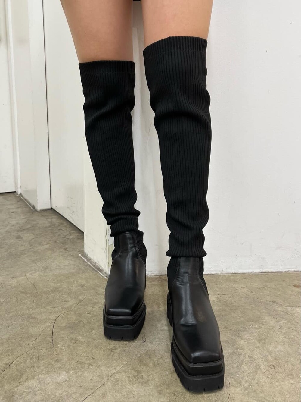 ブラック系のデニムスカート、ブラック系のブルゾン、ブラック系のブーツを着用したレディースの秋コーディネートの10枚目の写真