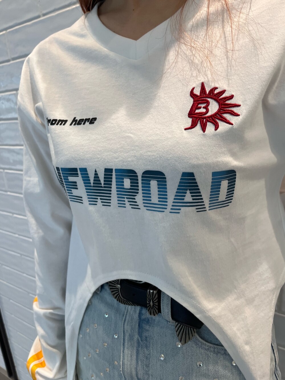 ホワイト系のTシャツ/カットソー、ブルー系のデニムスカート、ブルー系のショルダーバッグを着用したレディースの春コーディネートの4枚目の写真