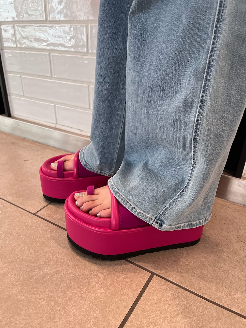 ホワイト系のシャツ/ブラウス、ブルー系のつなぎ/オールインワン、ピンク系のハンドバッグを着用したレディースの夏コーディネートの6枚目の写真