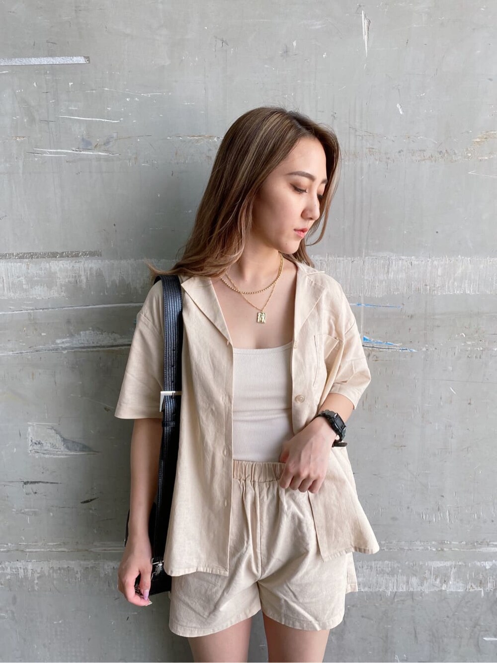 ブラック系のブーツ、ホワイト系のその他パンツ、ホワイト系のシャツ/ブラウスを着用したレディースの夏コーディネートの2枚目の写真