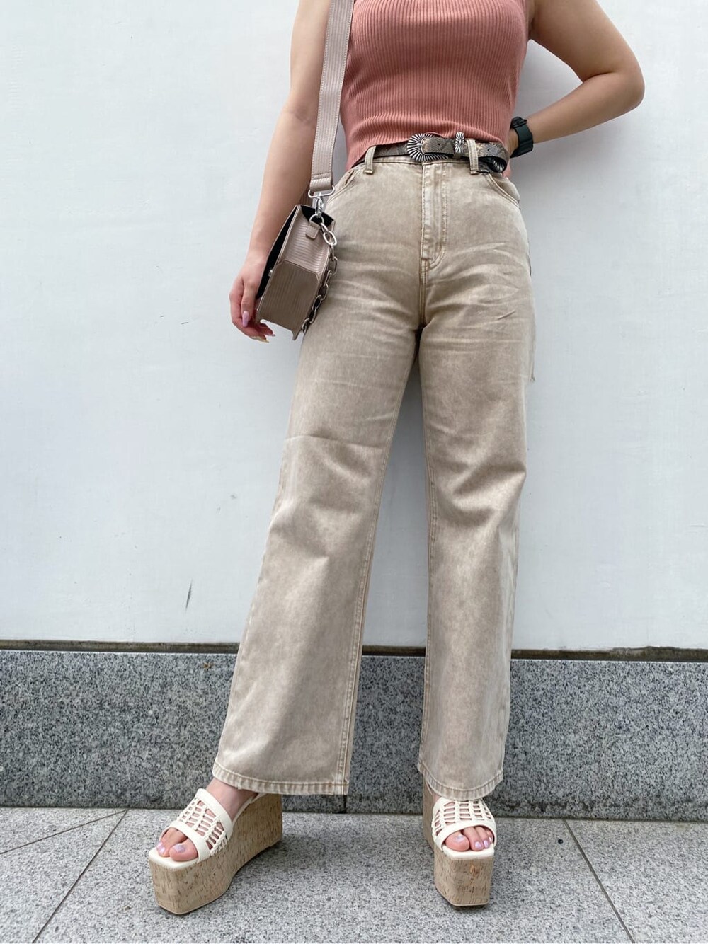 ベージュ系のデニムパンツ、ピンク系のタンクトップ、ホワイト系のサンダルを着用したレディースの夏コーディネートの5枚目の写真