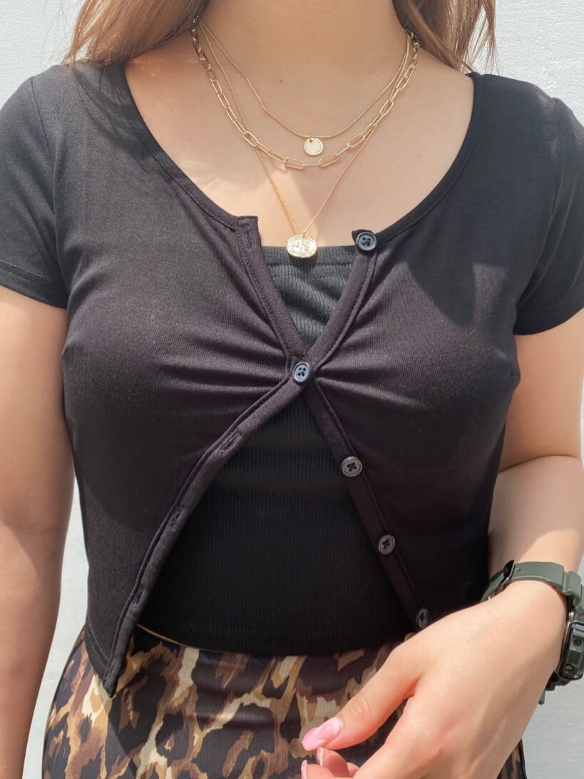 その他のスカート、ブラック系のサンダル、ブラック系のTシャツ/カットソーを着用したレディースの夏コーディネートの3枚目の写真