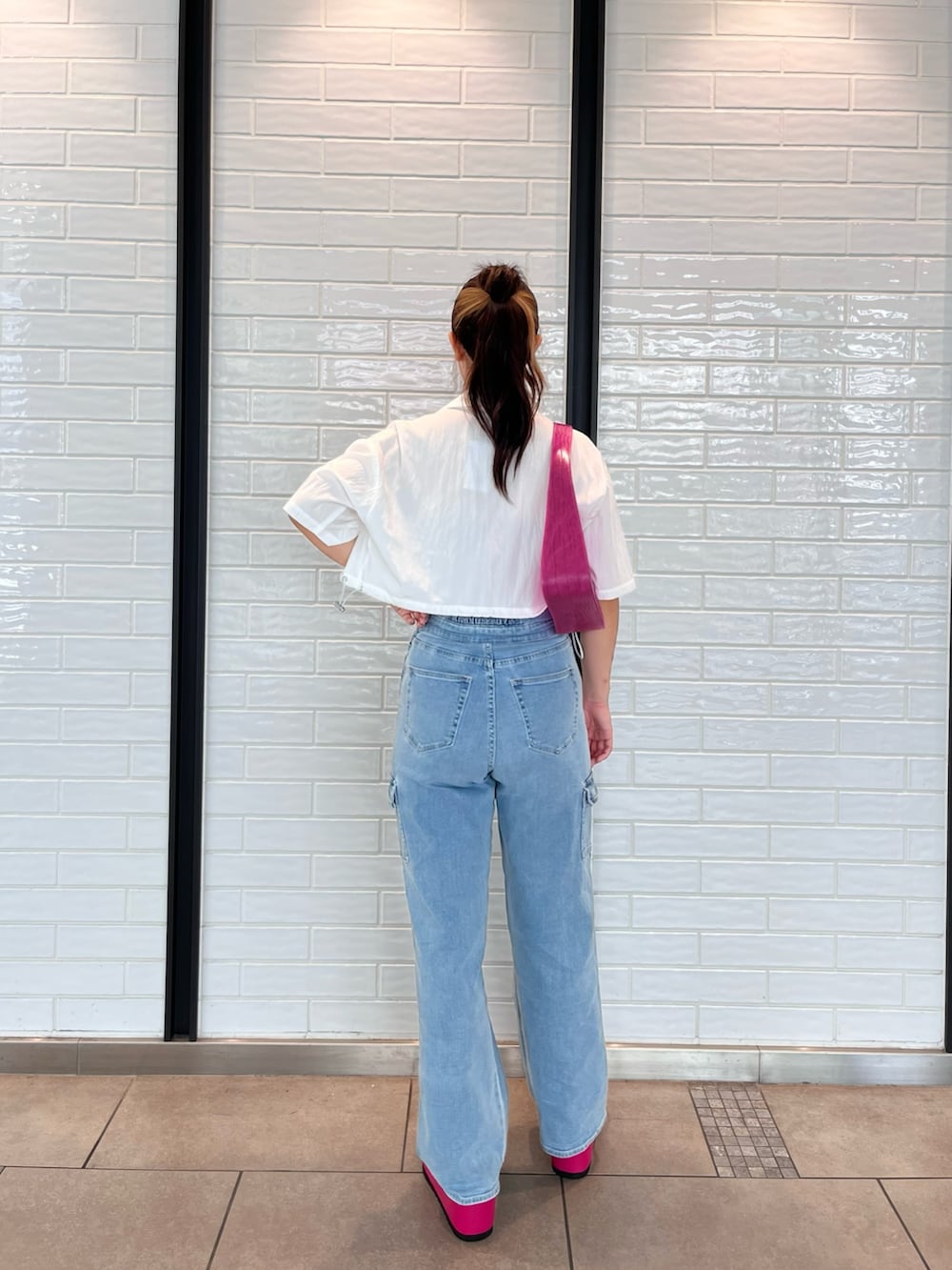 ホワイト系のシャツ/ブラウス、ブルー系のつなぎ/オールインワン、ピンク系のハンドバッグを着用したレディースの夏コーディネートの2枚目の写真