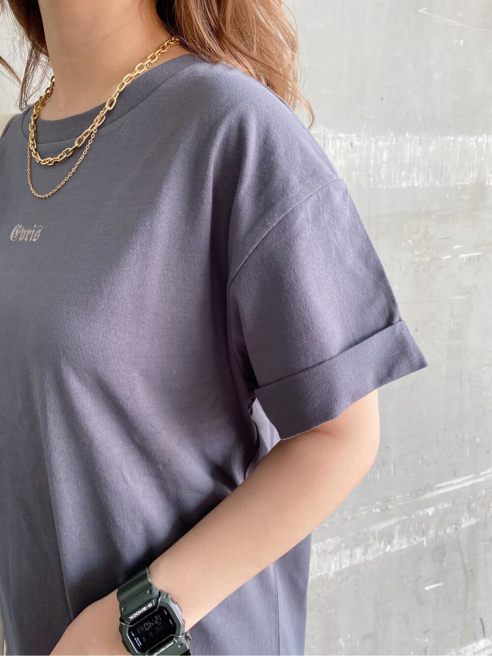 ブラック系のサンダル、グレー系のTシャツ/カットソーを着用したレディースの夏コーディネートの4枚目の写真