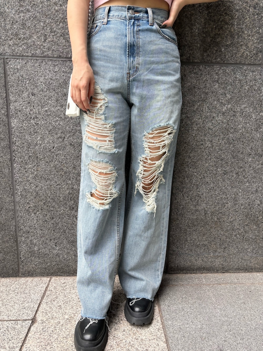 ピンク系のTシャツ/カットソー、ホワイト系のショルダーバッグ、ブルー系のデニムパンツを着用したレディースの春コーディネートの5枚目の写真