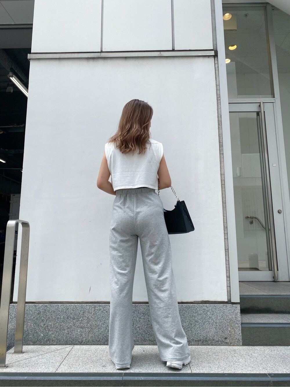 グレー系のスウェットパンツを着用したレディースの春コーディネートの5枚目の写真