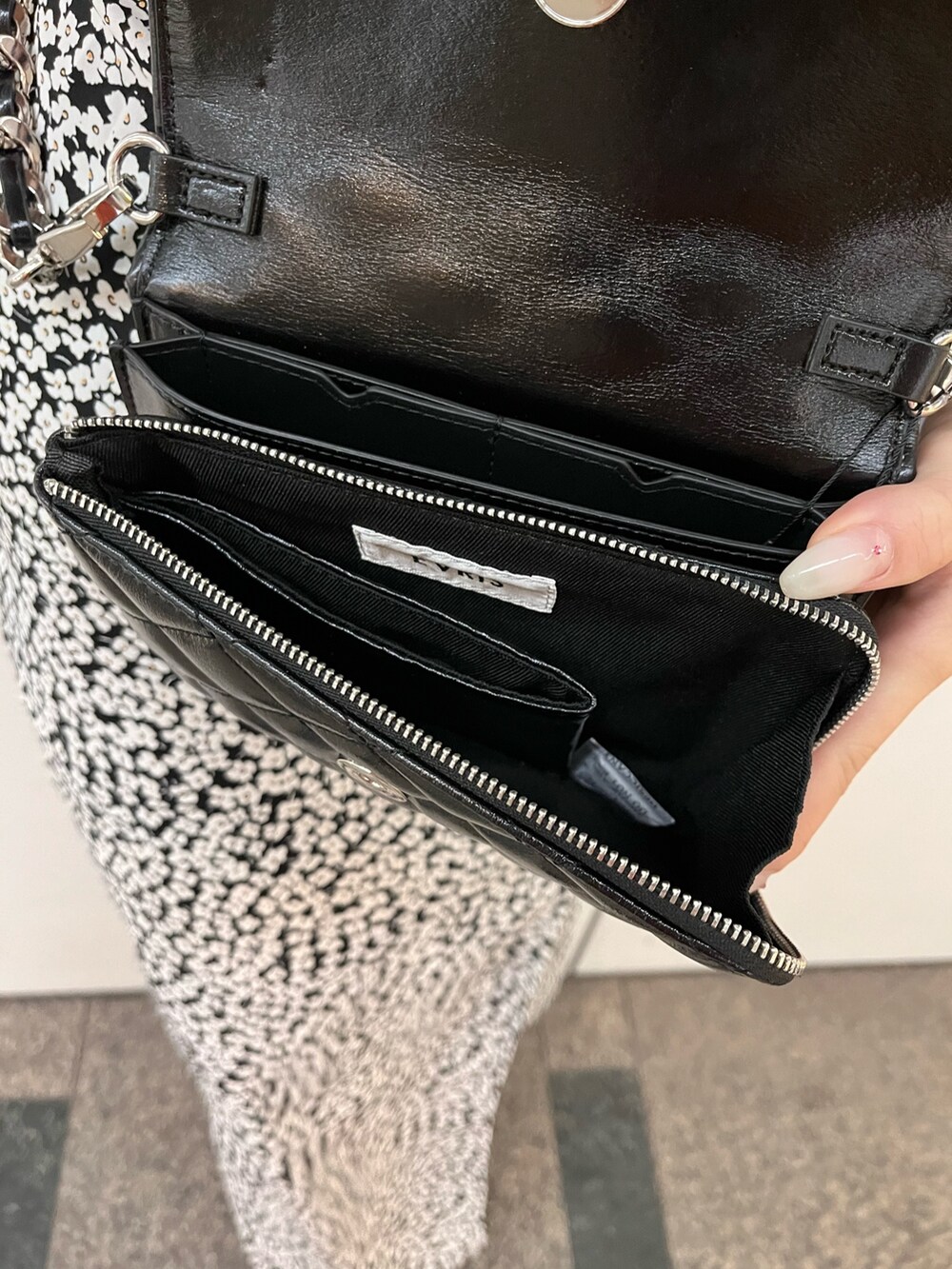 ブラック系のブーツ、ブラック系のワンピース、ブラック系のショルダーバッグを着用したレディースの春コーディネートの7枚目の写真