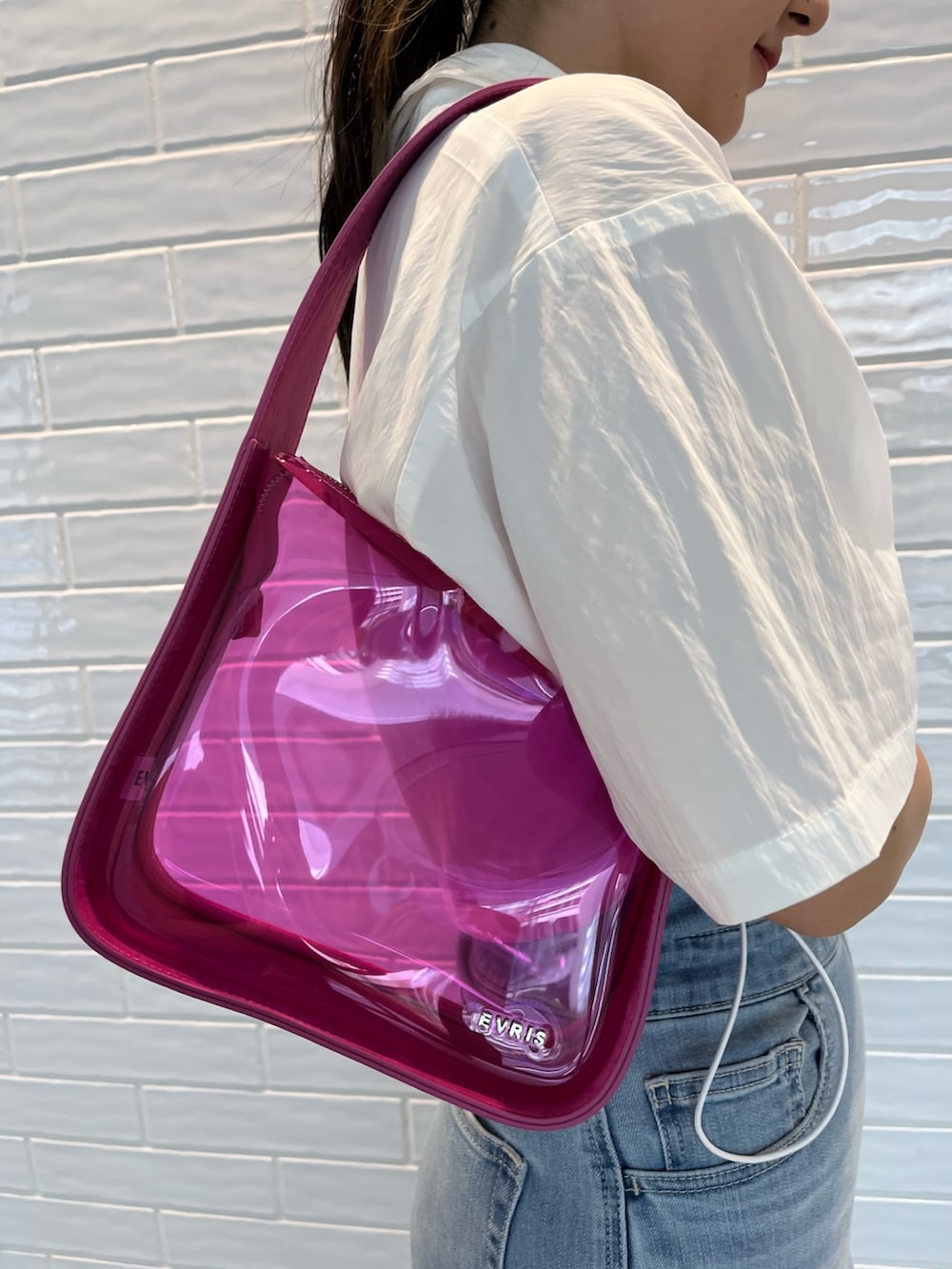 ホワイト系のシャツ/ブラウス、ブルー系のつなぎ/オールインワン、ピンク系のハンドバッグを着用したレディースの夏コーディネートの7枚目の写真