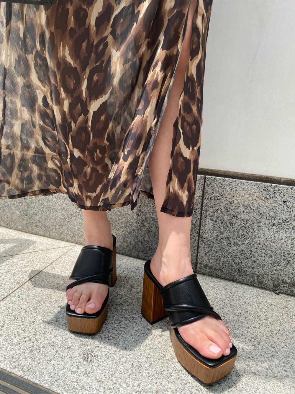 その他のスカート、ブラック系のサンダル、ブラック系のTシャツ/カットソーを着用したレディースの夏コーディネートの6枚目の写真