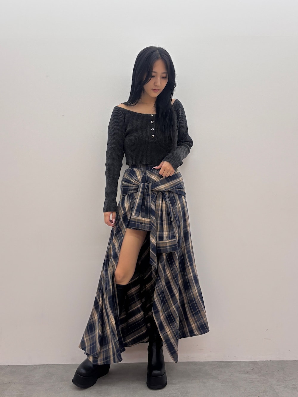 ブラック系のブルゾン、ブラック系のニット/セーター、ブルー系のスカートを着用したレディースの秋コーディネートの6枚目の写真