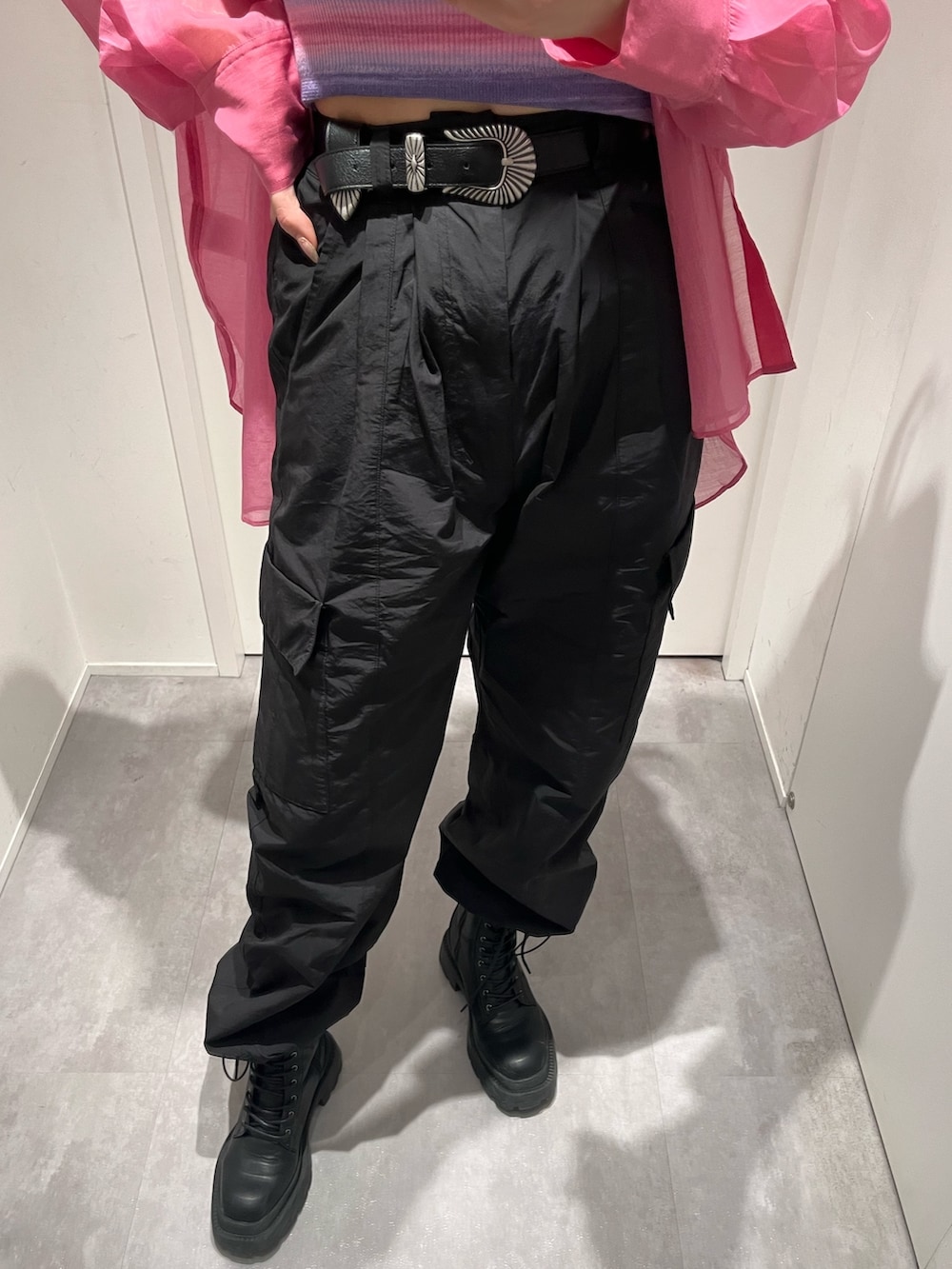 ピンク系のシャツ/ブラウス、パープル系のタンクトップ、ブラック系のカーゴパンツを着用したレディースの春コーディネートの6枚目の写真