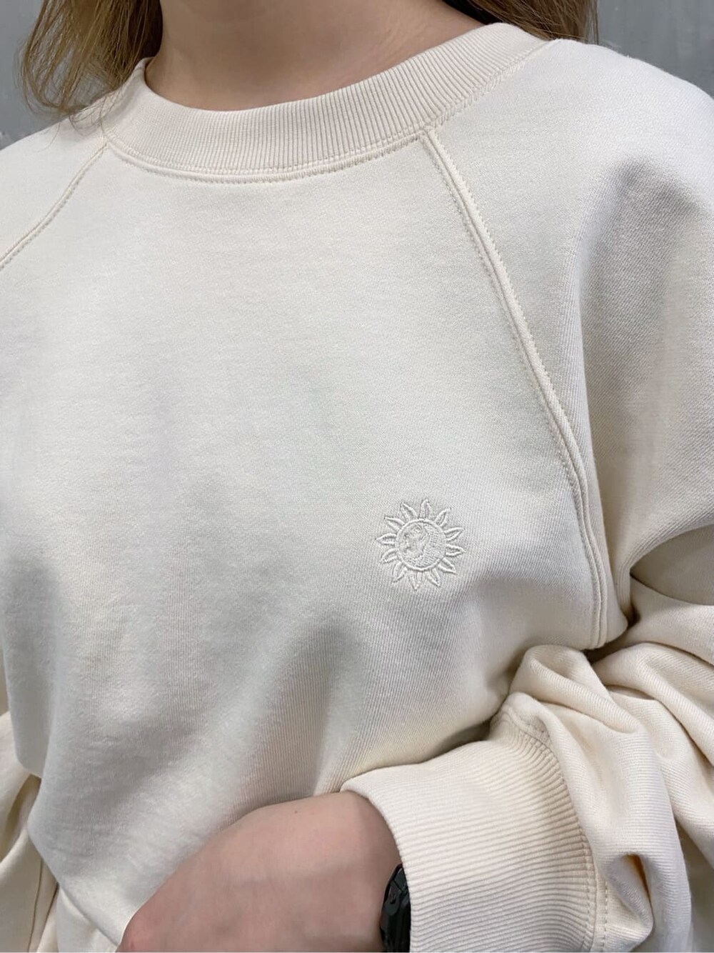 ブラック系のトレンチコート、グリーン系のボストンバッグ、ブラック系のブーツを着用したレディースの冬コーディネートの5枚目の写真