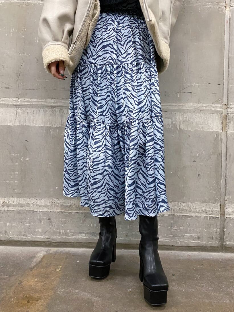 ブラック系のブーツ、ブルー系のワンピース、ホワイト系のブルゾンを着用したレディースの冬コーディネートの5枚目の写真