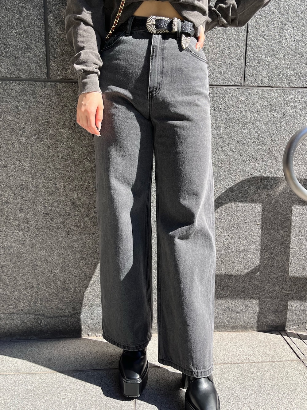 グレー系のTシャツ/カットソー、ブラック系のデニムパンツ、ピンク系のショルダーバッグを着用したレディースの冬コーディネートの5枚目の写真