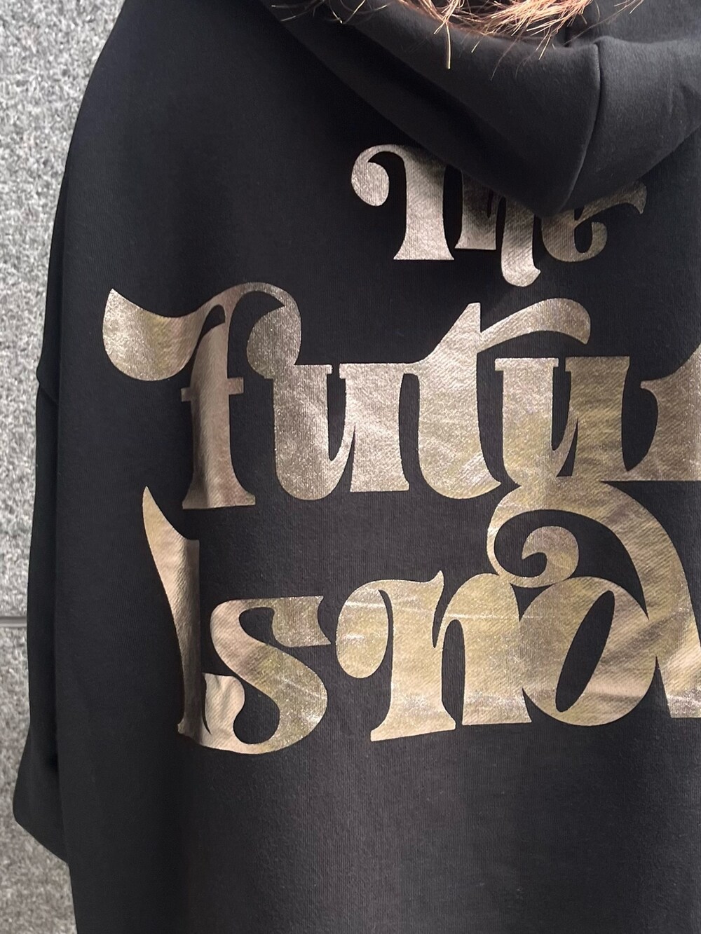 ブラック系のパーカー、ブラック系のハンドバッグ、シルバー系のブーツを着用したレディースの冬コーディネートの4枚目の写真