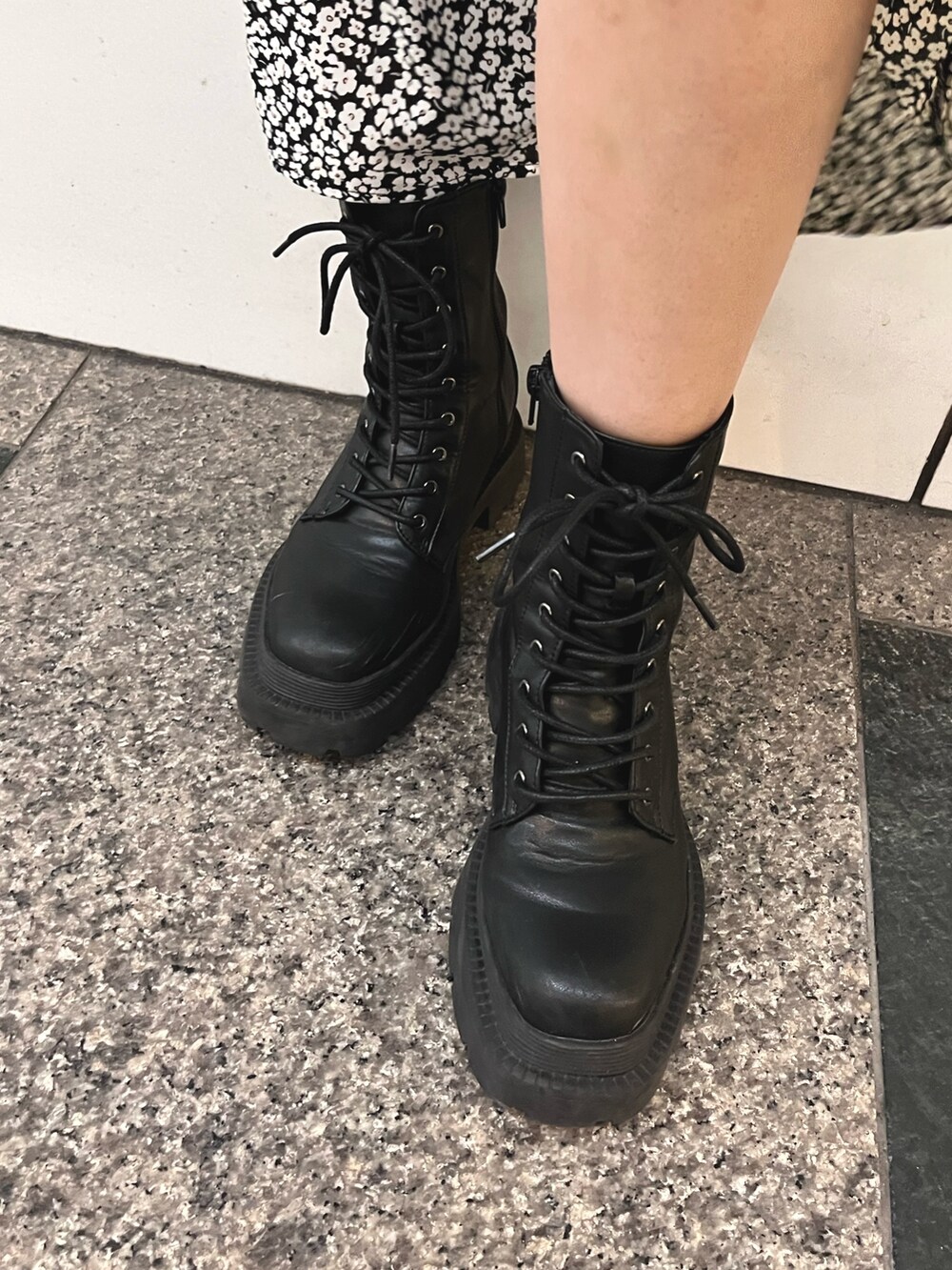 ホワイト系のTシャツ/カットソー、ブラック系のワンピース、ブラック系のショルダーバッグを着用したレディースの春コーディネートの6枚目の写真