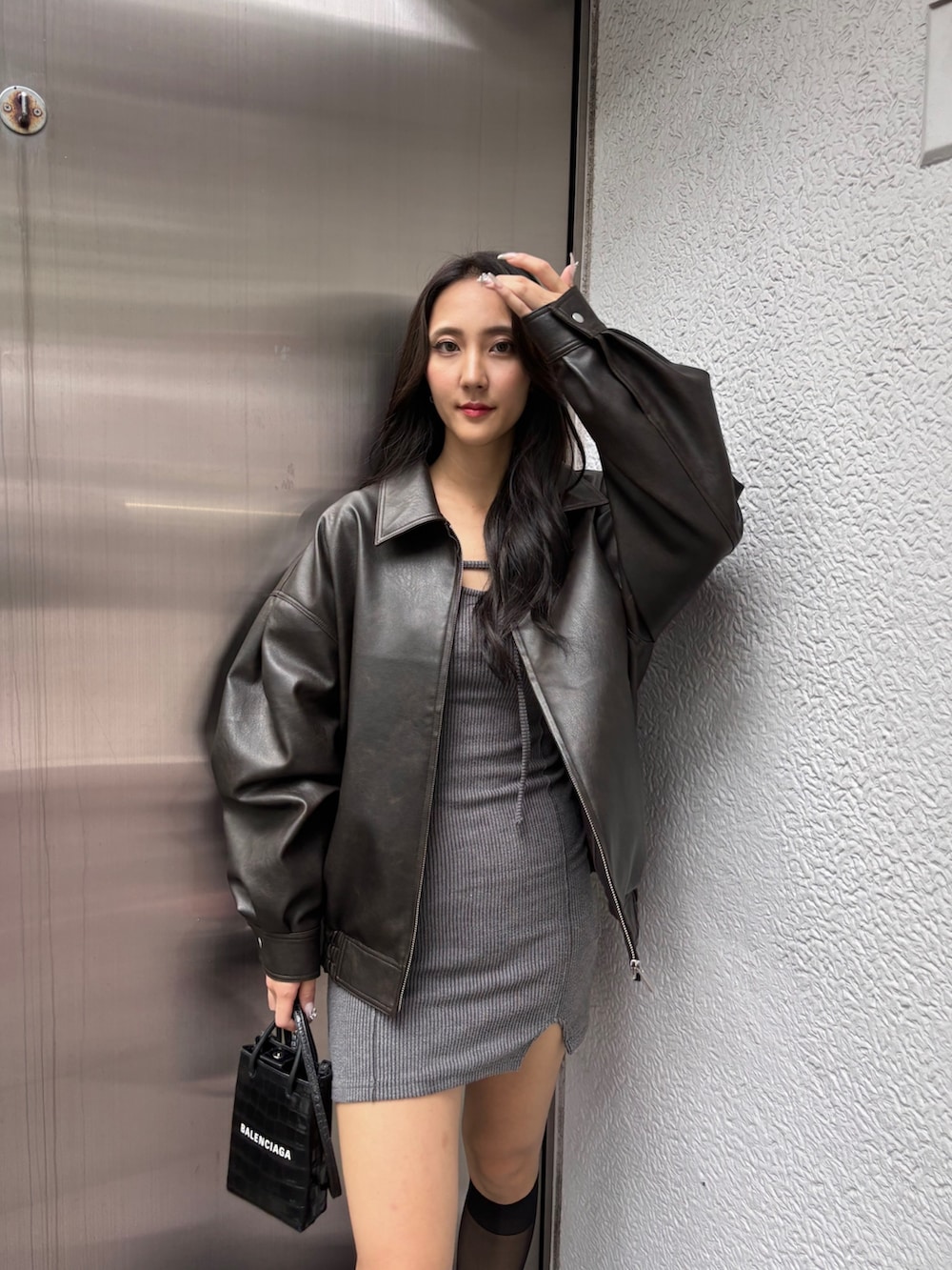 ブラウン系のブルゾン、ブラック系のローファー、グレー系のワンピースを着用したレディースの秋コーディネートの4枚目の写真