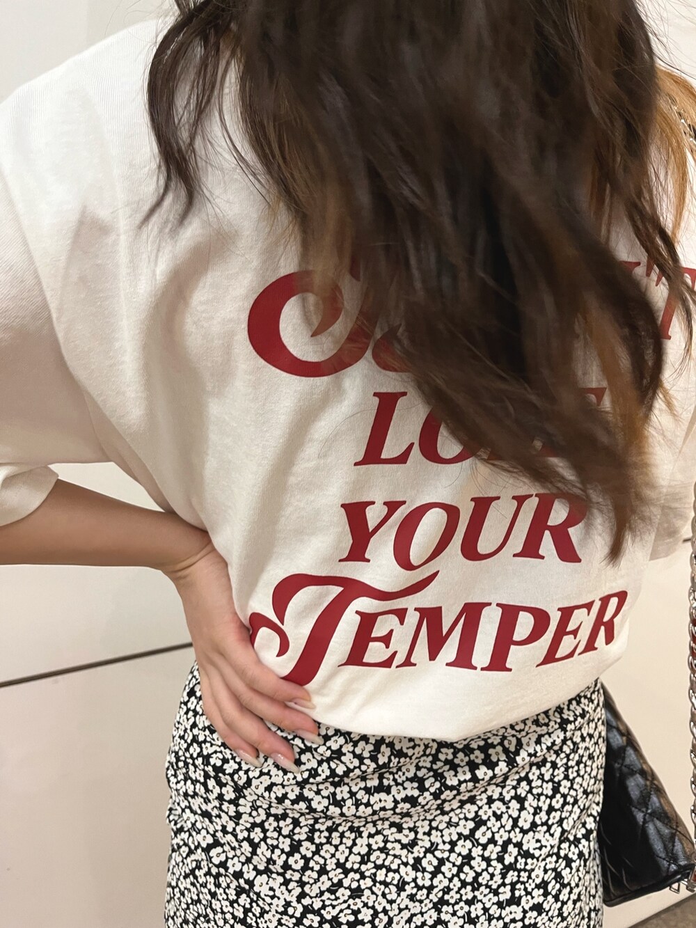 ホワイト系のTシャツ/カットソー、ブラック系のワンピース、ブラック系のショルダーバッグを着用したレディースの春コーディネートの4枚目の写真