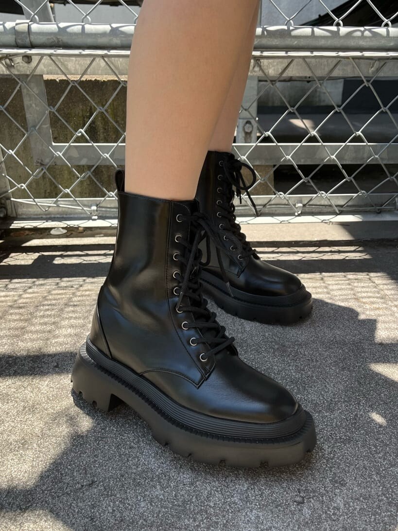 ブラック系のデニムパンツ、ホワイト系のシャツ/ブラウス、パープル系のショルダーバッグを着用したレディースの夏コーディネートの7枚目の写真