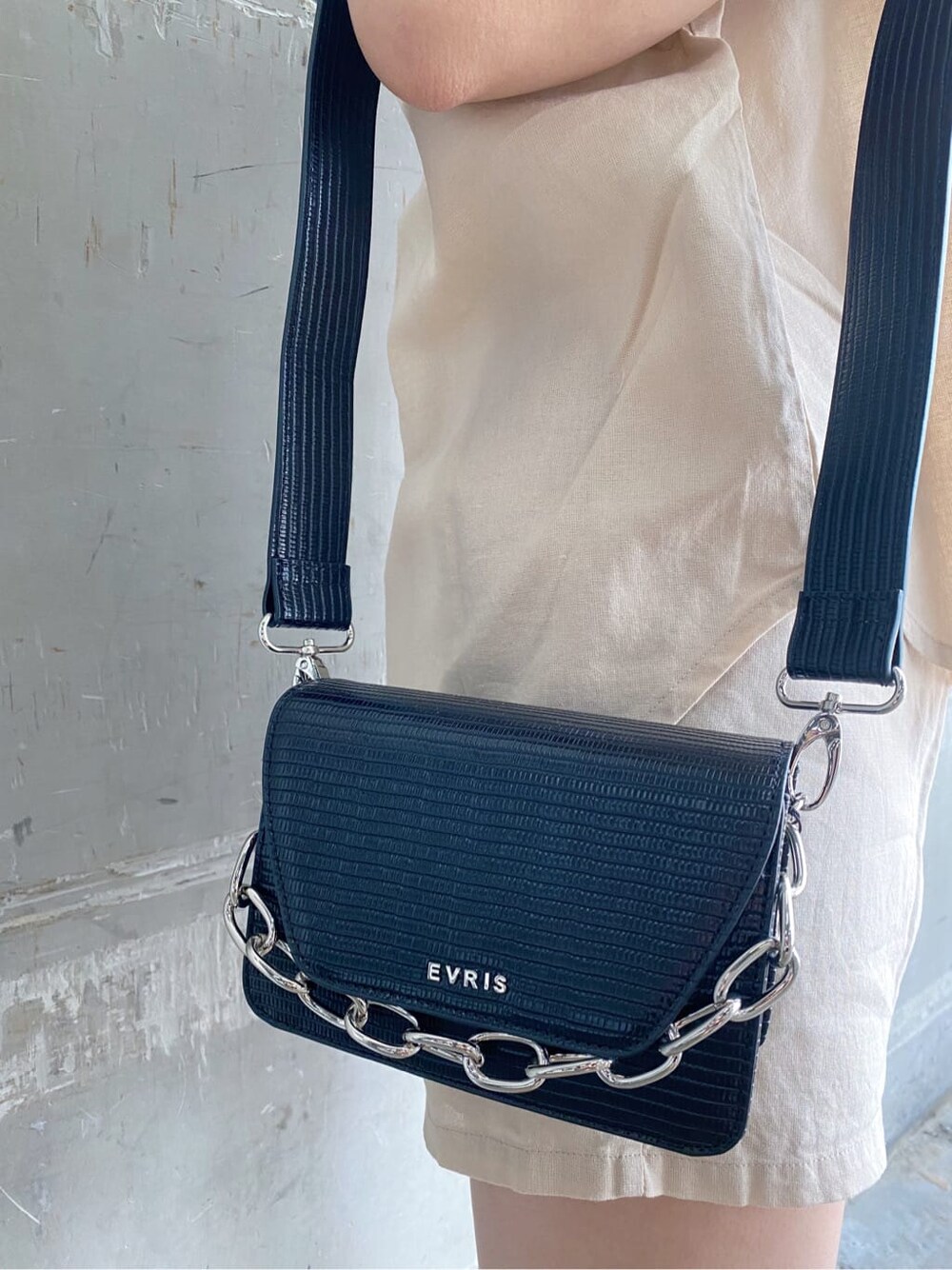 ブラック系のブーツ、ホワイト系のその他パンツ、ホワイト系のシャツ/ブラウスを着用したレディースの夏コーディネートの6枚目の写真