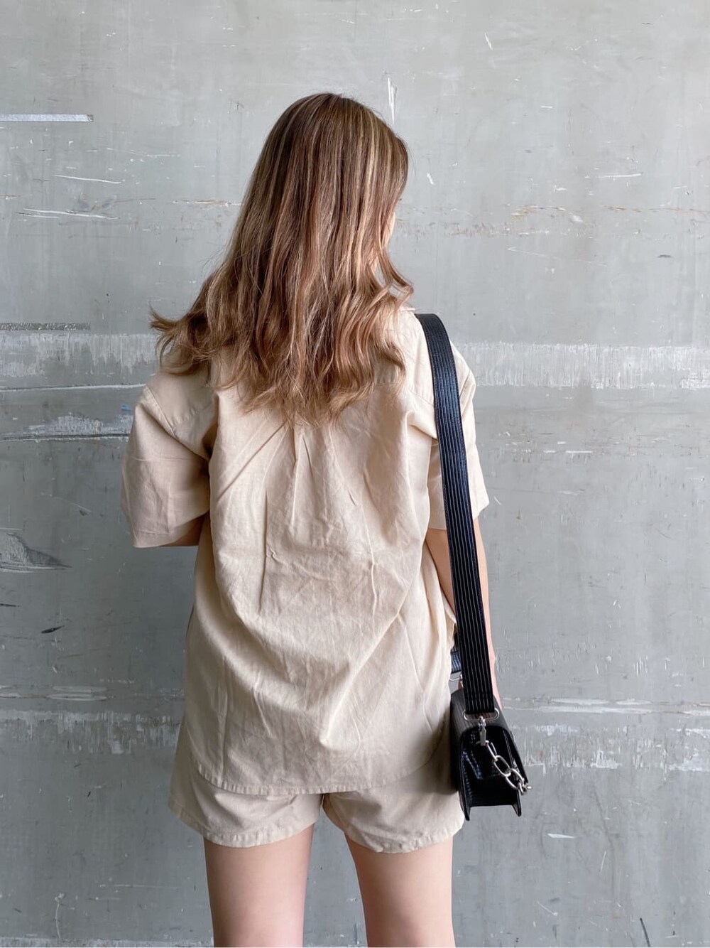 ブラック系のブーツ、ホワイト系のその他パンツ、ホワイト系のシャツ/ブラウスを着用したレディースの夏コーディネートの3枚目の写真