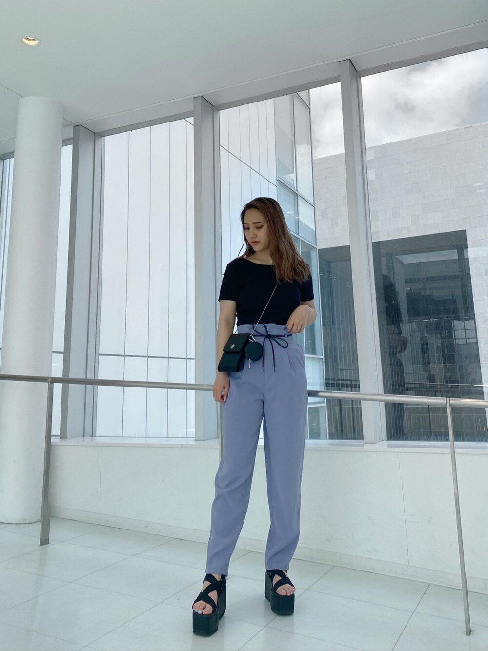 パープル系のその他パンツ、ブラック系のサンダル、ブラック系のTシャツ/カットソーを着用したレディースの春コーディネートの2枚目の写真