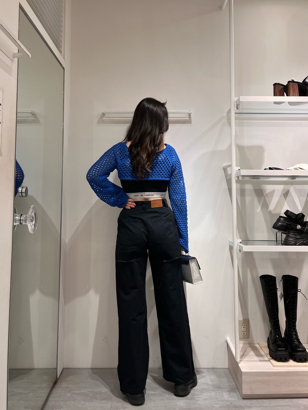 ブルー系のニット/セーター、ブラック系のキャミソール、ブラック系のその他パンツを着用したレディースの春コーディネートの2枚目の写真