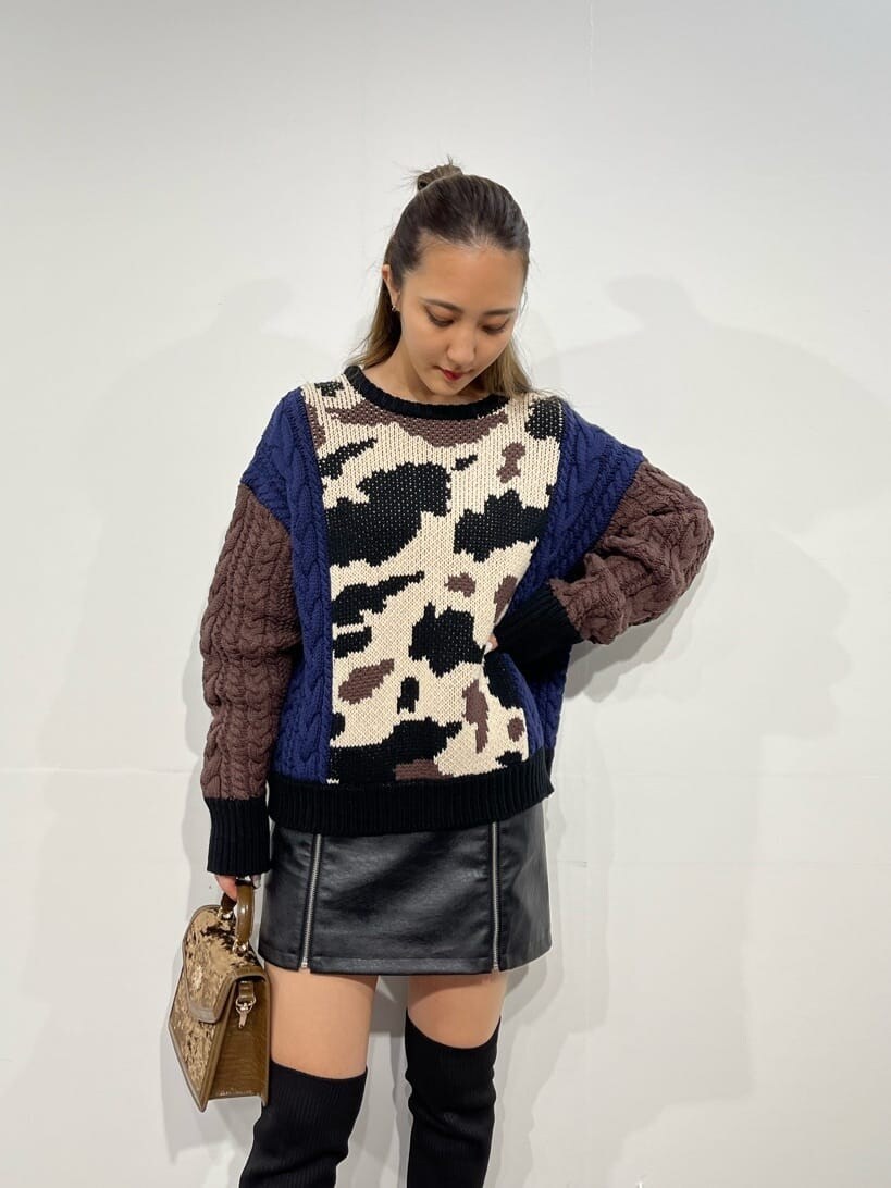 ブラック系のブーツ、ブラウン系のショルダーバッグ、ブラック系のニット/セーターを着用したレディースの秋コーディネートの3枚目の写真