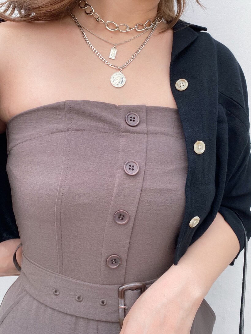 グレー系のつなぎ/オールインワン、ブラック系のサンダル、シルバー系のネックレスを着用したレディースの夏コーディネートの4枚目の写真