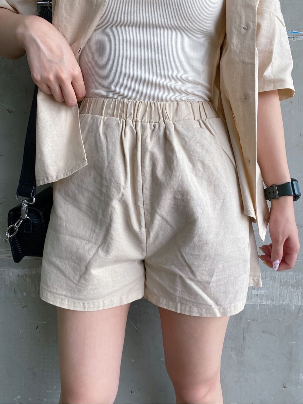 ブラック系のブーツ、ホワイト系のその他パンツ、ホワイト系のシャツ/ブラウスを着用したレディースの夏コーディネートの4枚目の写真