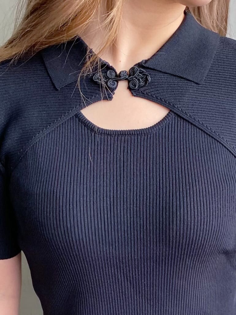 ブラック系のローファー、ブラック系のショルダーバッグ、パープル系のトレンチコートを着用したレディースの冬コーディネートの6枚目の写真