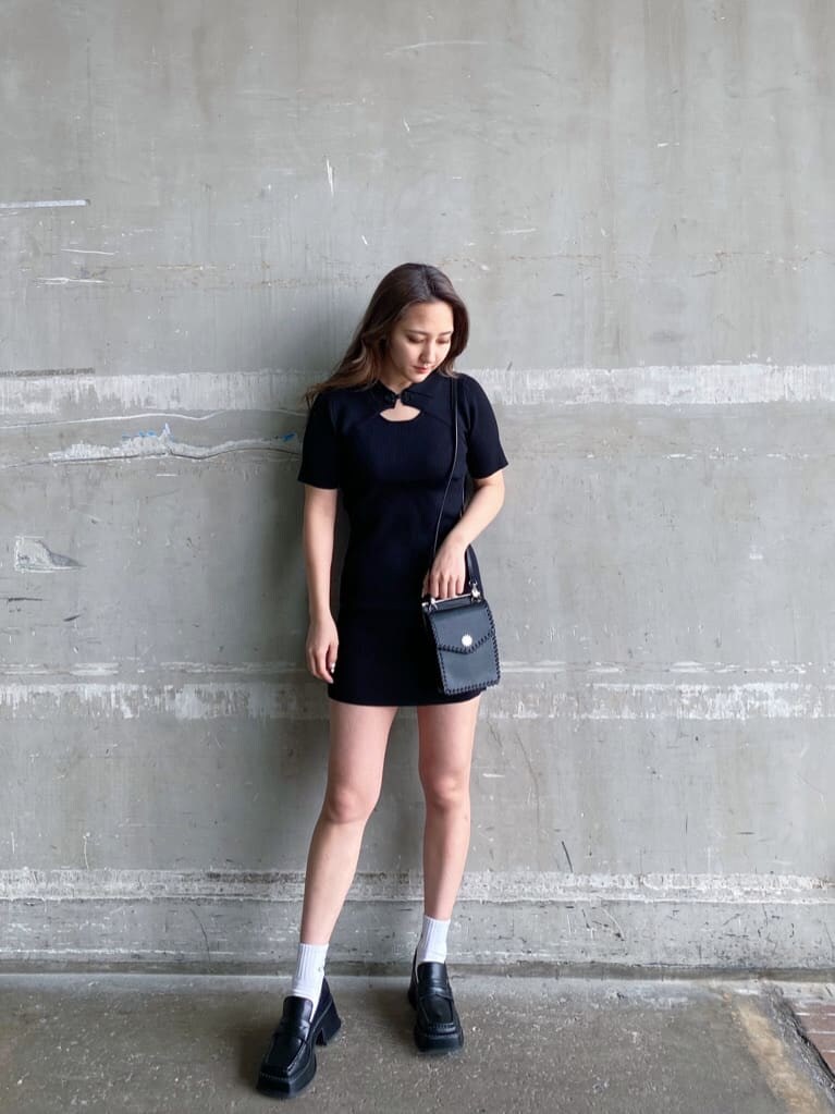 ブラック系のローファー、ブラック系のショルダーバッグ、パープル系のトレンチコートを着用したレディースの冬コーディネートの5枚目の写真