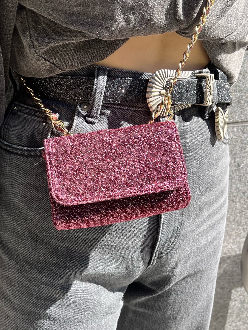 グレー系のTシャツ/カットソー、ブラック系のデニムパンツ、ピンク系のショルダーバッグを着用したレディースの冬コーディネートの8枚目の写真