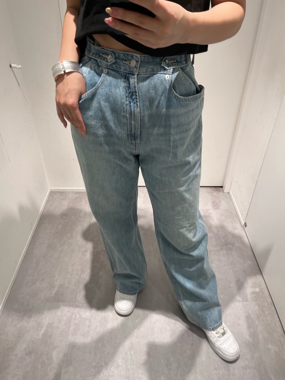ブラック系のTシャツ/カットソー、ブルー系のデニムパンツ、ブラック系のショルダーバッグを着用したレディースの春コーディネートの5枚目の写真