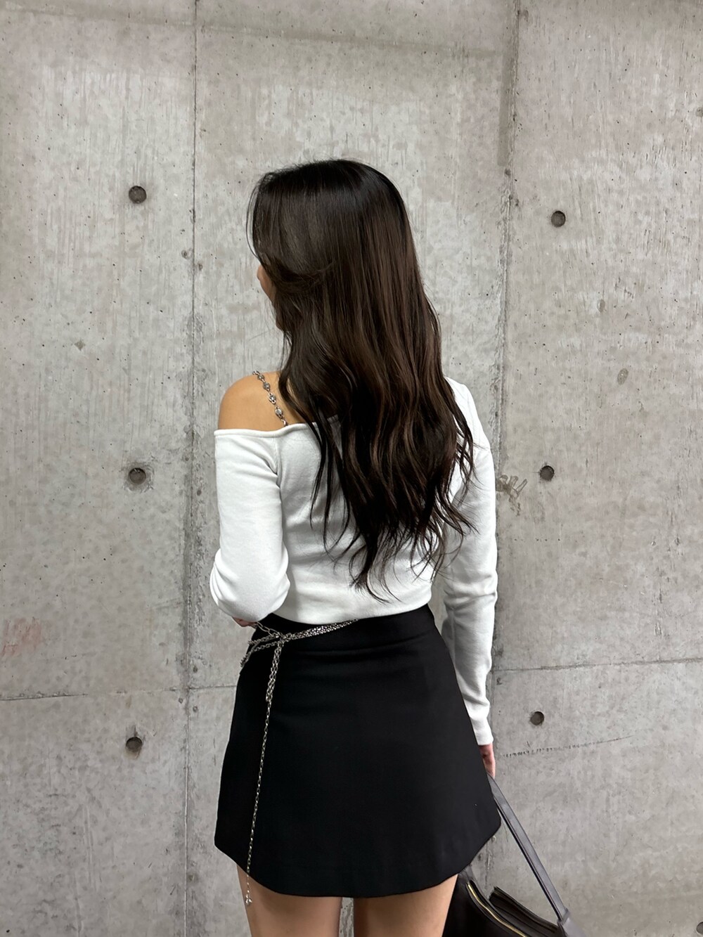 「秋コーデ、秋服、秋冬コーデ、セットアップ、モノトーン、シンプルコーデ、韓国ファッション、ジャケット、ミニスカート、高身長女子、EVRIS 、エヴリス、今日のコーデ、休日スタイル、エンジニアブーツ」｜「EVRISのオーバーサイズジャケット【セットアップ着用可能】（テーラードジャケット、ブラック系）」を使った、髙田真生さん（レディース・163cm）の秋コーディネートの6枚目の写真