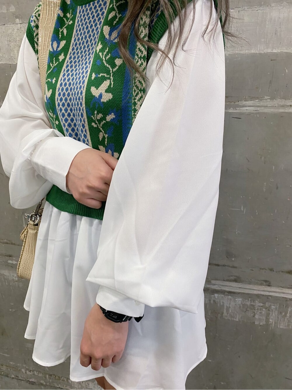 ホワイト系のショルダーバッグ、グリーン系のシャツ/ブラウス、ブラック系のブーツを着用したレディースの冬コーディネートの5枚目の写真