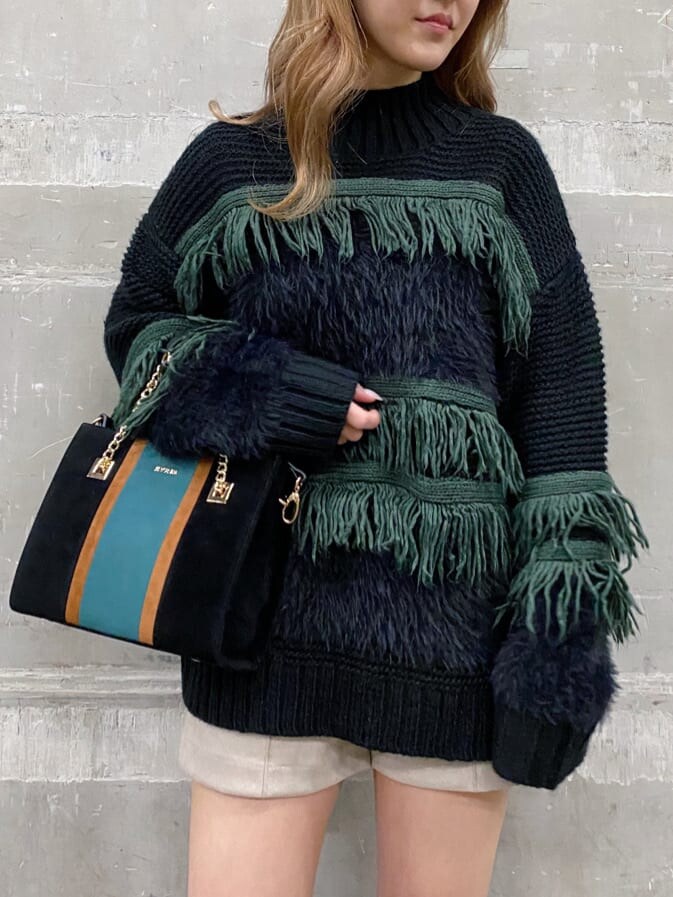 ブラック系のショルダーバッグ、ホワイト系のその他パンツ、ブラック系のニット/セーターを着用したレディースの秋コーディネートの3枚目の写真