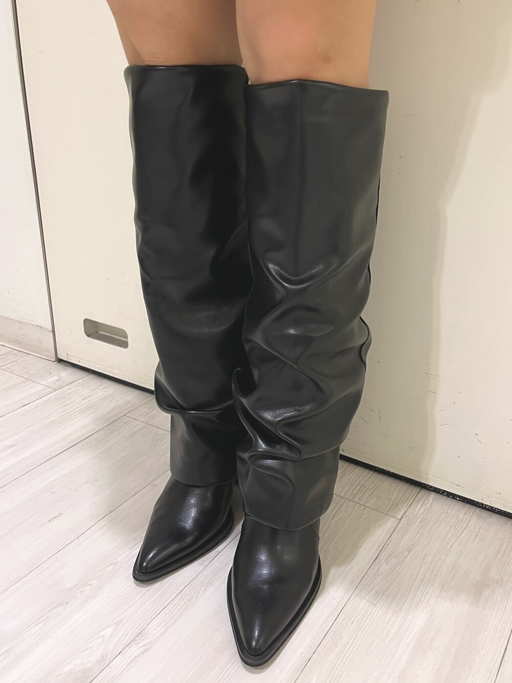 ホワイト系のシャツ/ブラウス、グレー系のその他パンツ、ブラック系のブーツを着用したレディースの春コーディネートの6枚目の写真