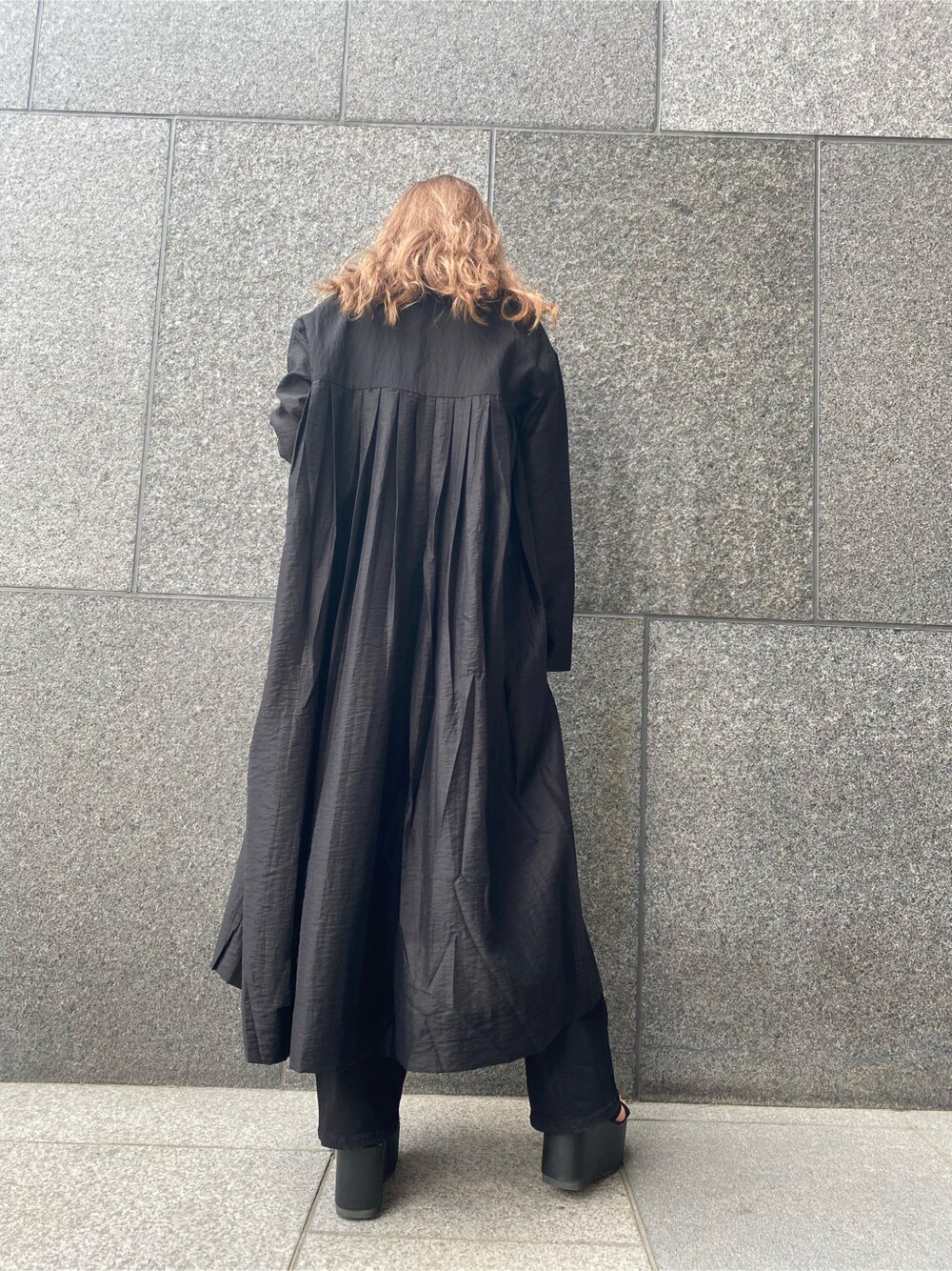 ブラック系のその他アウター、ブラック系のサンダル、ブラック系のデニムパンツを着用したレディースの春コーディネートの5枚目の写真