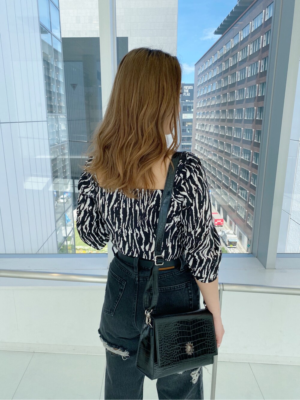 ブラック系のデニムパンツ、その他のシャツ/ブラウス、ブラック系のベルトを着用したレディースの春コーディネートの6枚目の写真