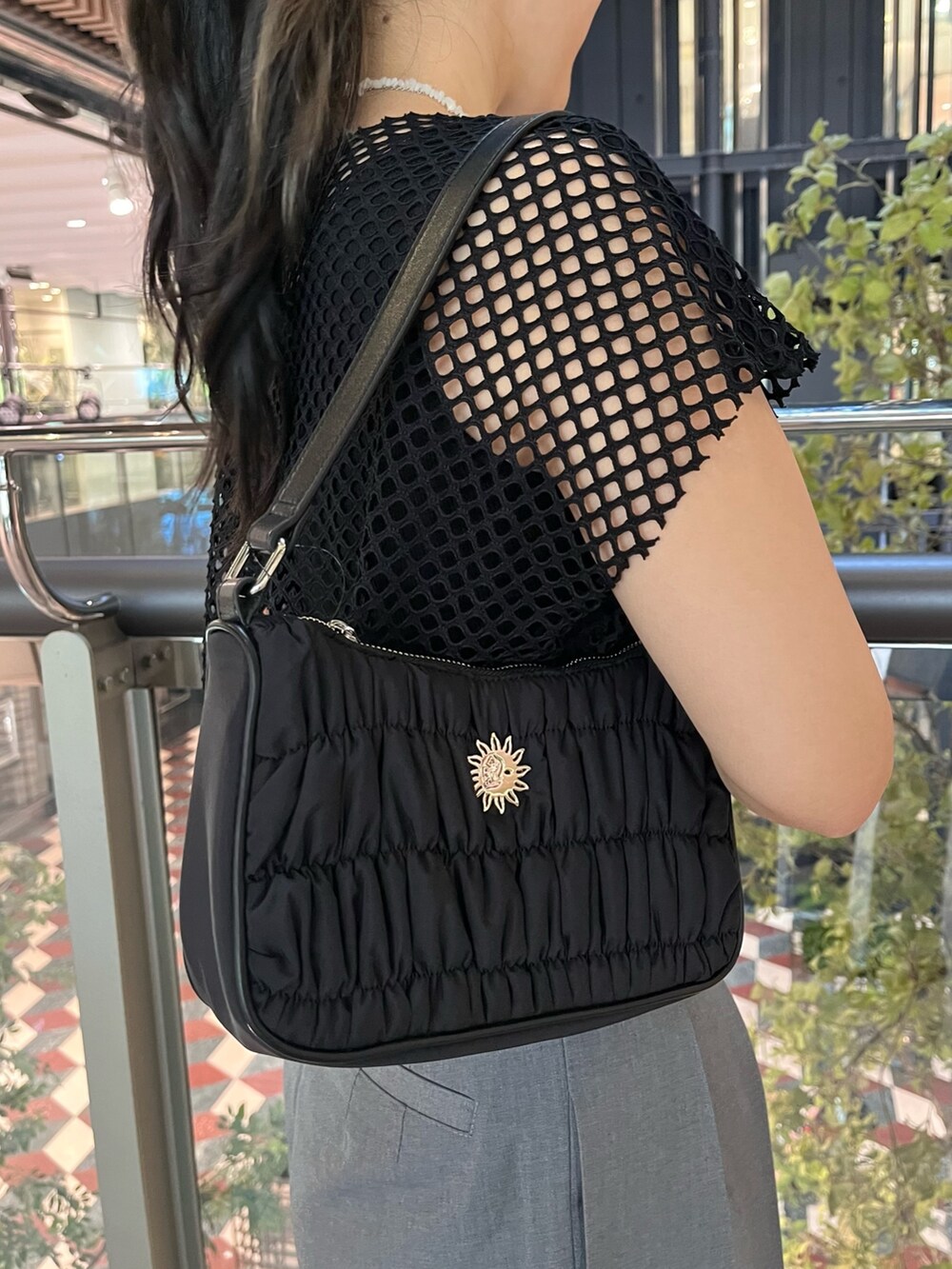 ブラック系のTシャツ/カットソー、グレー系のその他パンツ、ブラック系のハンドバッグを着用したレディースの夏コーディネートの8枚目の写真