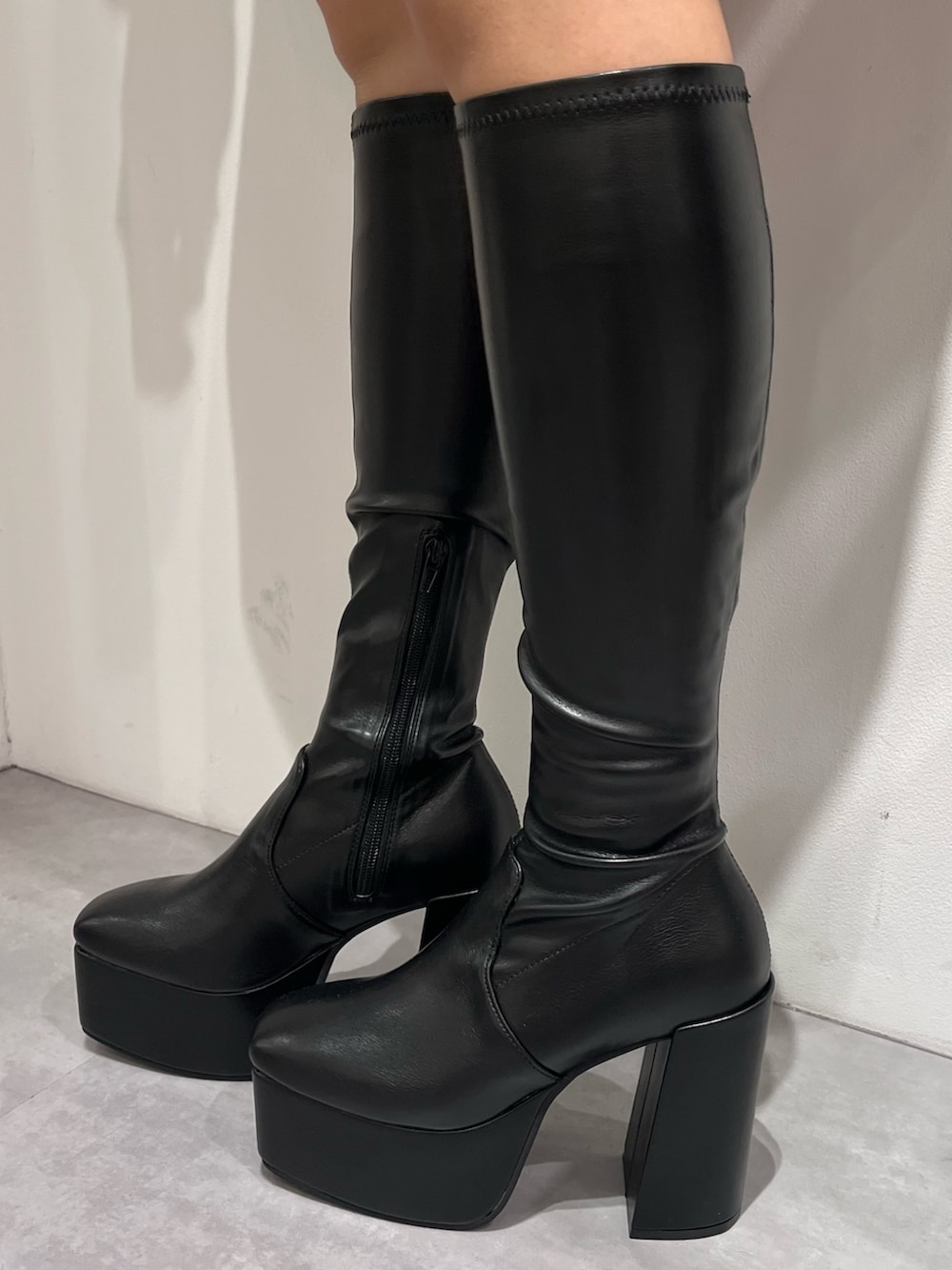 グレー系のテーラードジャケット、ブラック系のTシャツ/カットソー、ブラック系のブーツを着用したレディースの秋コーディネートの4枚目の写真